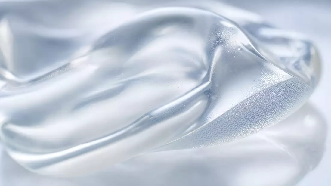 Makroaufnahme von durchscheinendem medizinischem Silikonmaterial mit feiner Textur