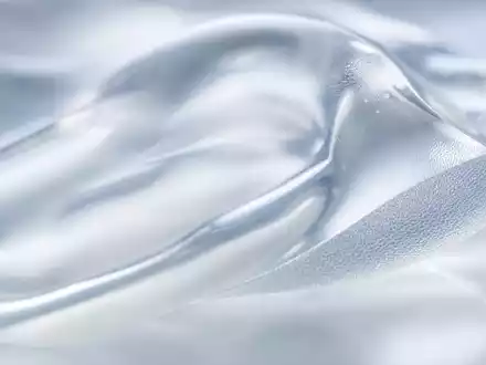 Coloplast A/S (DK0060448595) als Materialhersteller inspiriert diese Makroaufnahme von weichem transparentem Silikonmaterial mit feiner Textur - Foto: THN