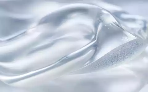 Coloplast A/S (DK0060448595) als Materialhersteller inspiriert diese Makroaufnahme von weichem transparentem Silikonmaterial mit feiner Textur - Foto: THN