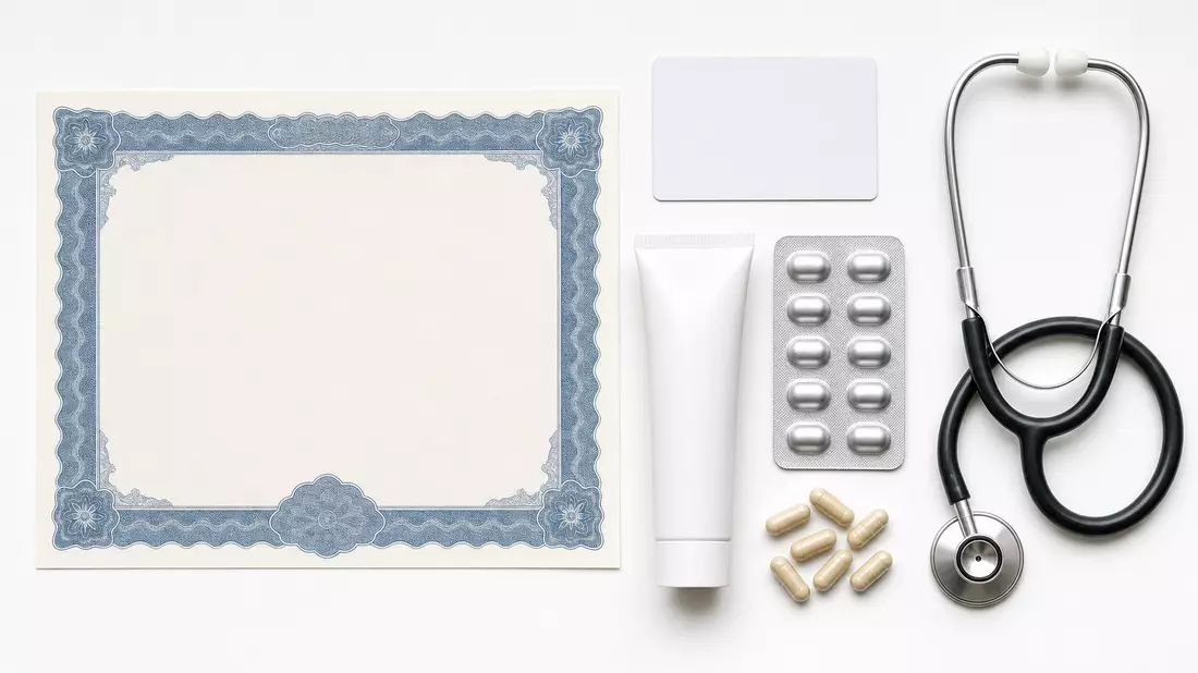 Flatlay mit Aktienzertifikat, ISIN-Karte, unbeschrifteter Zahnpasta und Vitaminkapseln