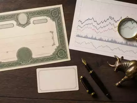 Flatlay mit Aktienzertifikat und ISIN-Karte illustriert das Geschäftsfeld von London Stock Exchange Group, ISIN GB00B0SWJX34 - Foto: THN