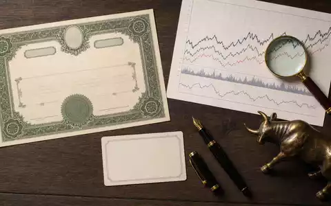 Flatlay mit Aktienzertifikat und ISIN-Karte illustriert das GeschÀftsfeld von London Stock Exchange Group, ISIN GB00B0SWJX34 - Foto: THN