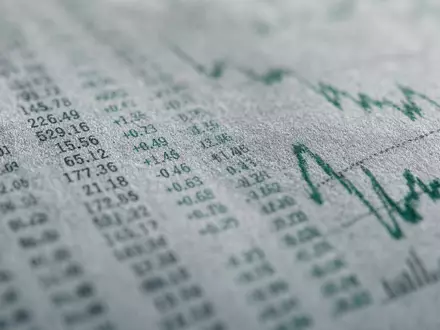 Makroaufnahme gedruckter Börsenkurse veranschaulicht das Datengeschäft von London Stock Exchange Group, ISIN GB00B0SWJX34 - Foto: THN