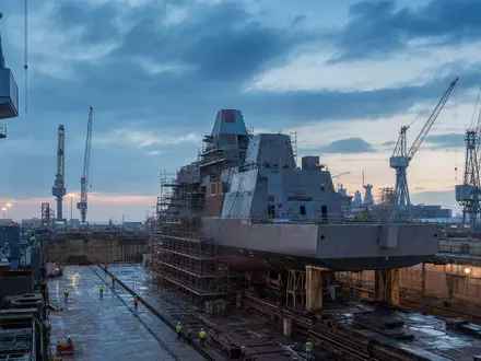 BAE Systems plc (ISIN GB0002634946) baut Fregatten in einer großen Werft bei Dämmerung - Foto: THN
