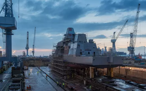 BAE Systems plc (ISIN GB0002634946) baut Fregatten in einer großen Werft bei Dämmerung - Foto: THN