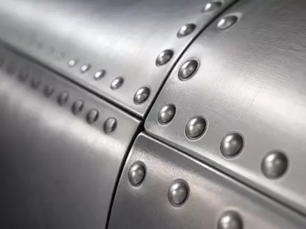 BAE Systems plc (ISIN GB0002634946) fertigt Materialien wie diese Titanlegierung in extremer Makroaufnahme - Foto: THN