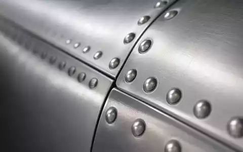 BAE Systems plc (ISIN GB0002634946) fertigt Materialien wie diese Titanlegierung in extremer Makroaufnahme - Foto: THN