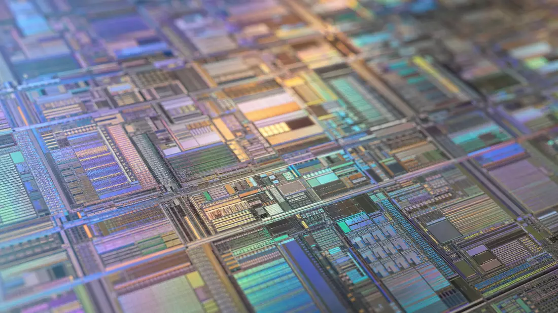 Extreme Makroaufnahme eines Siliziumwafers mit feinen Schaltkreisstrukturen