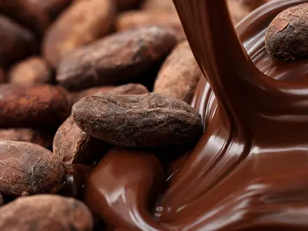 Mondelez International Rohstoff Kakao als extreme Makroaufnahme von Bohnen und Schokolade, ISIN US6092071058 zeigt Materialdetail - Foto: THN
