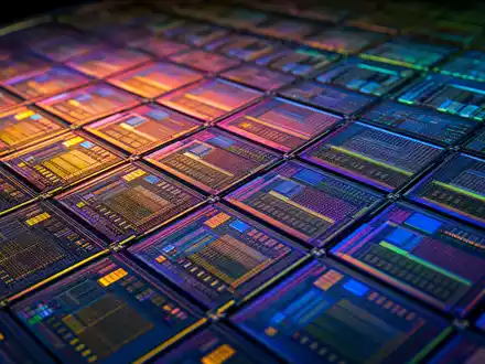Qorvo Inc. (US74736K1016) produziert Halbleiter-Wafer, hier in extremer Makroaufnahme mit schillernden Reflexionen - Foto: THN
