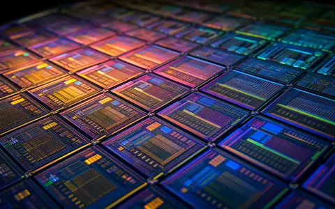 Qorvo Inc. (US74736K1016) produziert Halbleiter-Wafer, hier in extremer Makroaufnahme mit schillernden Reflexionen - Foto: THN