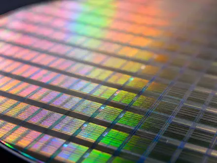 PVA TePla AG (DE0007461006) zeigt eine Makroaufnahme eines polierten Siliziumwafers mit schillernden Regenbogenreflexionen - Foto: THN