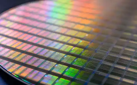 PVA TePla AG (DE0007461006) zeigt eine Makroaufnahme eines polierten Siliziumwafers mit schillernden Regenbogenreflexionen - Foto: THN