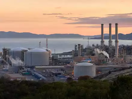 Naturgy Energy Group S.A. (ES0116870314) betreibt Gasterminals und Kraftwerksanlagen an der spanischen Küste bei Sonnenuntergang - Foto: THN