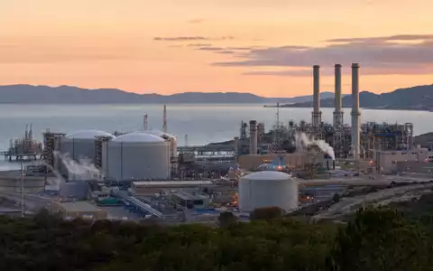 Naturgy Energy Group S.A. (ES0116870314) betreibt Gasterminals und Kraftwerksanlagen an der spanischen Küste bei Sonnenuntergang - Foto: THN