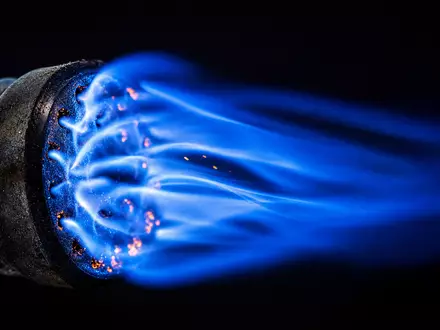 Naturgy Energy Group S.A. (ES0116870314) fördert Erdgas, hier gezeigt als scharfe Makroaufnahme einer blauen Gasflamme - Foto: THN