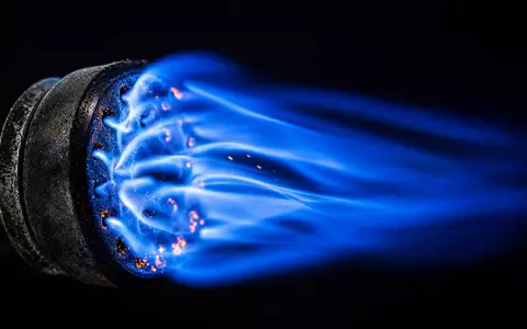 Naturgy Energy Group S.A. (ES0116870314) fördert Erdgas, hier gezeigt als scharfe Makroaufnahme einer blauen Gasflamme - Foto: THN