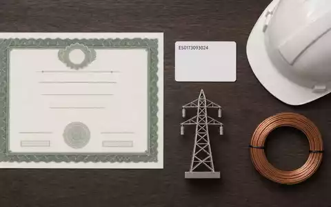 Flatlay mit Aktienzertifikat und ISIN-Karte ES0173093024 zeigt Anlagebezug zu Redeia (Red Eléctrica), Stromnetzbetreiber - Foto: THN