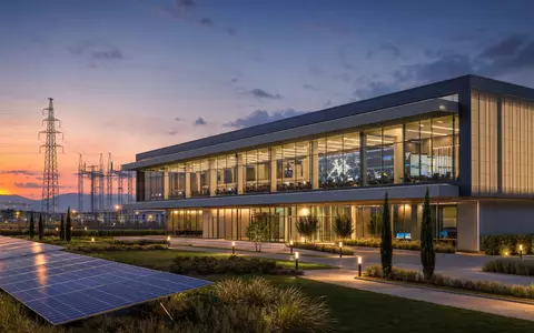 Terna - Rete Elettrica Nazionale IT0003242622 Architektur-Render zeigt modernes Netzleitzentrum aus Glas mit Solarpanels - Foto: THN