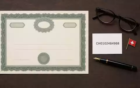 Julius BĂ€r Gruppe AG (ISIN CH0102484968) illustriert Flatlay mit Aktienzertifikat, ISIN-Karte und Schweizer Fahne - Foto: THN