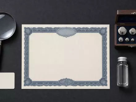 Flatlay mit Aktienzertifikat, Lupe und Prüfsiegel visualisiert die Aktie von SGS S.A., ISIN CH0002497458 - Foto: THN