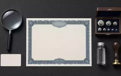 Flatlay mit Aktienzertifikat, Lupe und Prüfsiegel visualisiert die Aktie von SGS S.A., ISIN CH0002497458 - Foto: THN