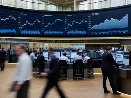 Schindler Holding AG (ISIN CH0024638196) zeigt Börsen-Editorial mit Handelssaal, Sektor-Charts und SMI-Index auf Bildschirmen - Foto: THN