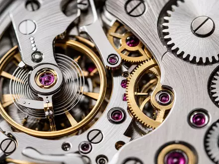 Makroaufnahme eines mechanischen Uhrwerks demonstriert The Swatch Group AG (CH0012255151) und ihre feinmechanische Präzisionsfertigung eindrucksvoll - Foto: THN