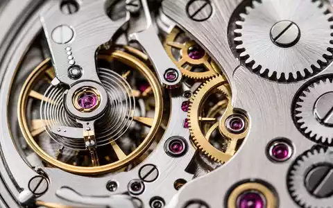 Makroaufnahme eines mechanischen Uhrwerks demonstriert The Swatch Group AG (CH0012255151) und ihre feinmechanische Präzisionsfertigung eindrucksvoll - Foto: THN