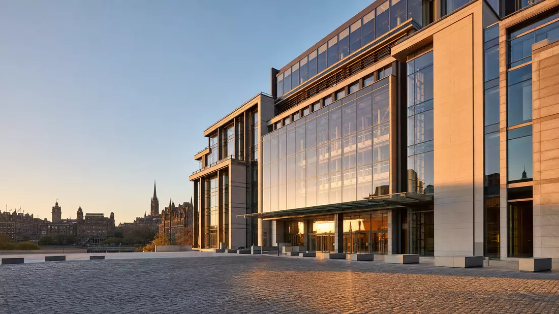 Fotorealistisches Bürogebäude einer Großbank in Edinburgh bei Sonnenuntergang