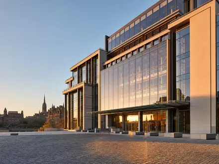 NatWest Group plc Hauptsitz als modernes Glasgebäude in Edinburgh bei goldenem Abendlicht, ISIN GB00BM8PJ831 - Foto: THN