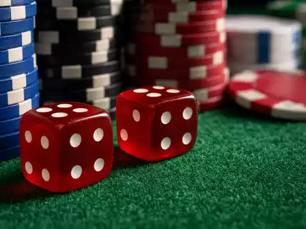 Makroaufnahme von Spielwürfeln und Chips illustriert Flutter Entertainment plc ISIN IE00BWT6H894 Glücksspielbranche - Foto: THN