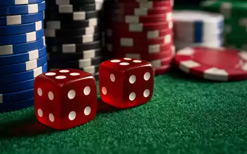 Makroaufnahme von Spielwürfeln und Chips illustriert Flutter Entertainment plc ISIN IE00BWT6H894 Glücksspielbranche - Foto: THN
