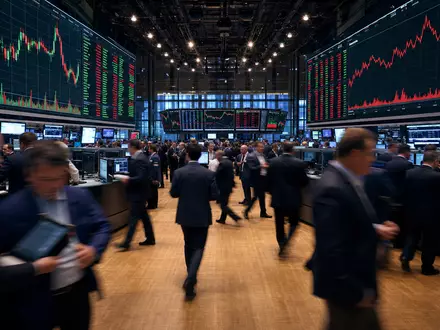 Börsen-Editorial zeigt Trading-Floor mit Sportwetten-Charts, Bezug zu Flutter Entertainment plc ISIN IE00BWT6H894 Aktie - Foto: THN