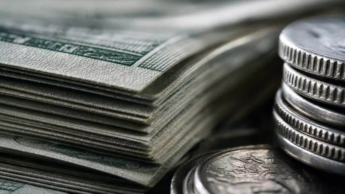 Makroaufnahme von Banknoten und Münzen mit feiner Textur