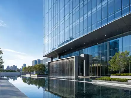 Architektur-Render eines modernen BĂŒrogebĂ€udes mit WasserflĂ€che reprĂ€sentiert die Fluid-Technik-Branche von Pentair plc, ISIN IE00BLS0VV05 - Foto: THN