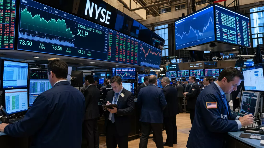 Trading-Floor der NYSE mit Händlern und Bildschirmen zum Konsumgütersektor-Kürzel XLP