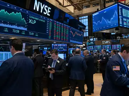 Philip Morris Intl (ISIN US7181721090) Börsen-Editorial zeigt NYSE-Handelssaal mit Konsumgüter-Sektor-Kürzel auf Bildschirmen - Foto: THN