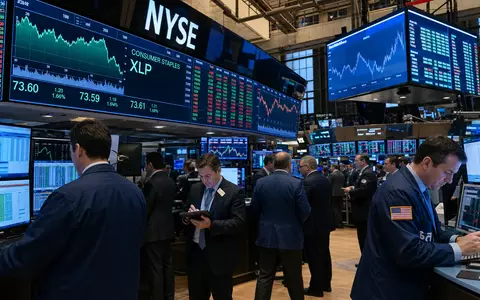 Philip Morris Intl (ISIN US7181721090) Börsen-Editorial zeigt NYSE-Handelssaal mit Konsumgüter-Sektor-Kürzel auf Bildschirmen - Foto: THN
