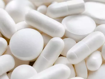Makroaufnahme unbeschrifteter Tabletten und Kapseln veranschaulicht das Kerngeschäft von Pfizer Inc., ISIN US7170811035, Pharmaindustrie - Foto: THN
