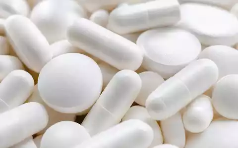 Makroaufnahme unbeschrifteter Tabletten und Kapseln veranschaulicht das Kerngeschäft von Pfizer Inc., ISIN US7170811035, Pharmaindustrie - Foto: THN