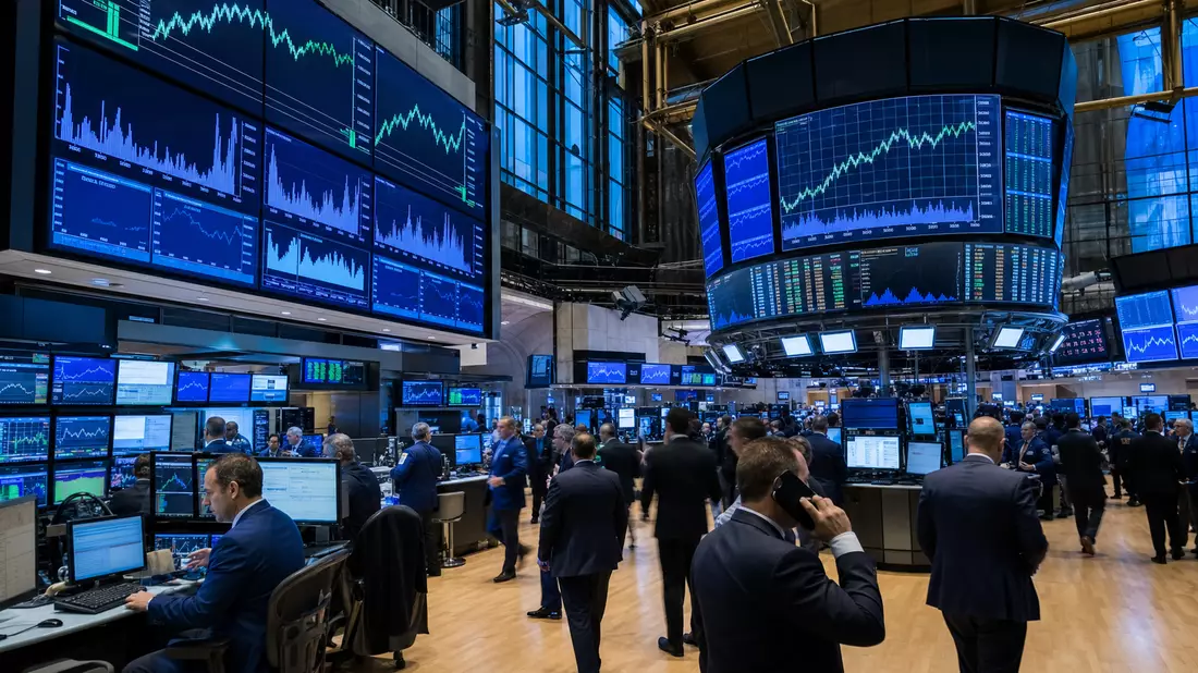 Editorialfoto eines Trading-Floors mit Sektor-Charts, Symbolbild für den Aktienhandel von Pfizer Inc
