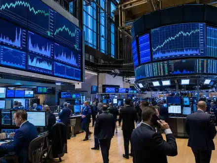 Börsen-Editorialfoto vom Trading-Floor mit Pharma-Charts steht sinnbildlich für den Aktienhandel von Pfizer Inc., ISIN US7170811035 - Foto: THN