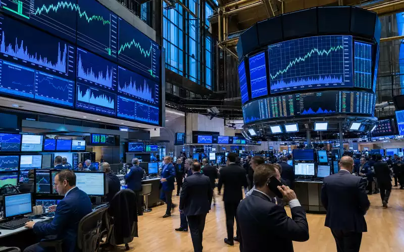 Börsen-Editorialfoto vom Trading-Floor mit Pharma-Charts steht sinnbildlich für den Aktienhandel von Pfizer Inc., ISIN US7170811035 - Foto: THN