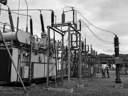 Schwarzweiß-Reportage zeigt Umspannwerk-Technik, passend zu PG&E Corporation, Aktie ISIN US69331C1080, dokumentarischer Stil - Foto: THN