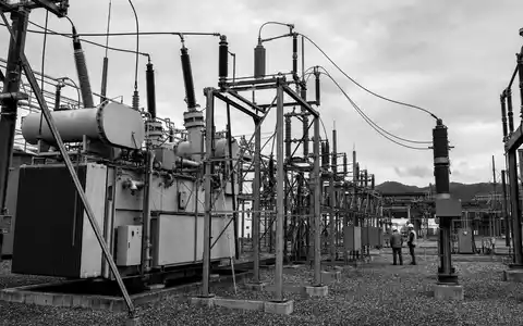 Schwarzweiß-Reportage zeigt Umspannwerk-Technik, passend zu PG&E Corporation, Aktie ISIN US69331C1080, dokumentarischer Stil - Foto: THN