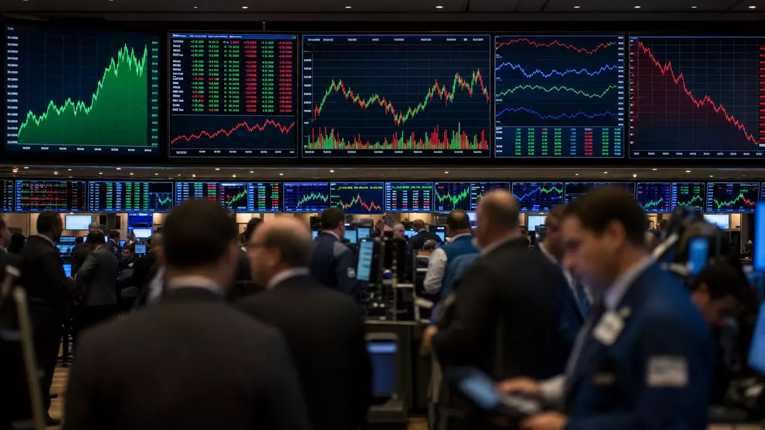 Trading-Floor mit Börsenbildschirmen und Kursdiagrammen im Vordergrund