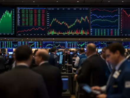 Börsen-Editorial mit Trading-Floor und Charts symbolisiert Handel der Aktie PG&E Corporation, ISIN US69331C1080 - Foto: THN