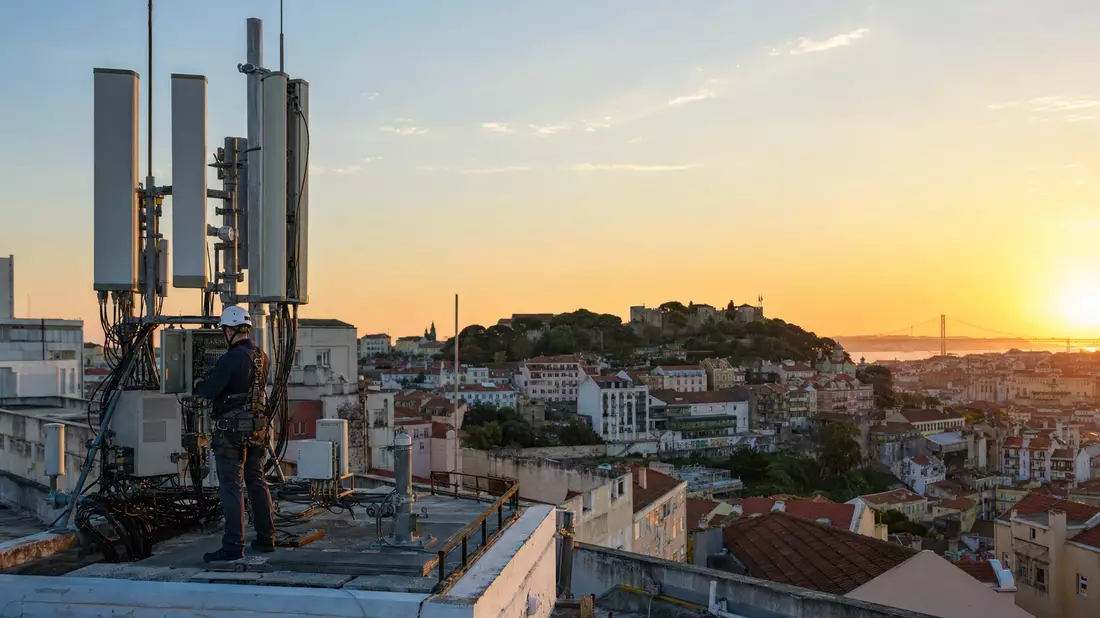 5G-Mobilfunkantenne auf Dach in Lissabon, Symbolbild Telekommunikation Portugal