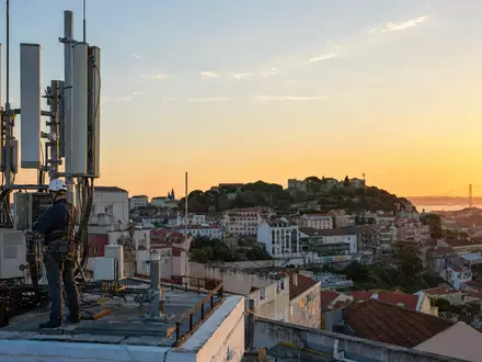 Fotorealistische 5G-Mobilfunkantenne in Lissabon symbolisiert NOS SGPS SA (ISIN PTZON0AM0006) und portugiesische Telekommunikationsinfrastruktur eindrucksvoll - Foto: THN